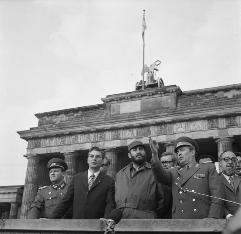 C:\Users\sherwin\Pictures\Bundesarchiv_Bild_183-L0614-040,_Berlin,_Fidel_Castro_an_der_Grenze.jpg