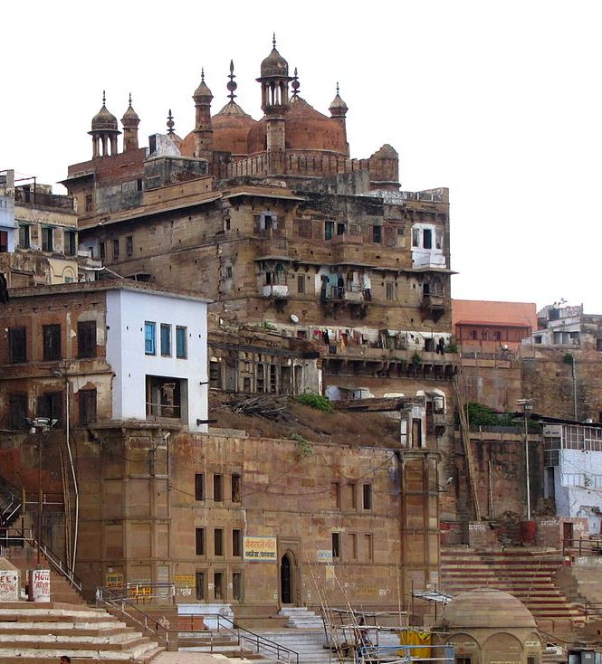 https://upload.wikimedia.org/wikipedia/commons/0/0c/Alamgir_Mosque_by_the_Ganges_ghats%2C_Varanasi.jpg