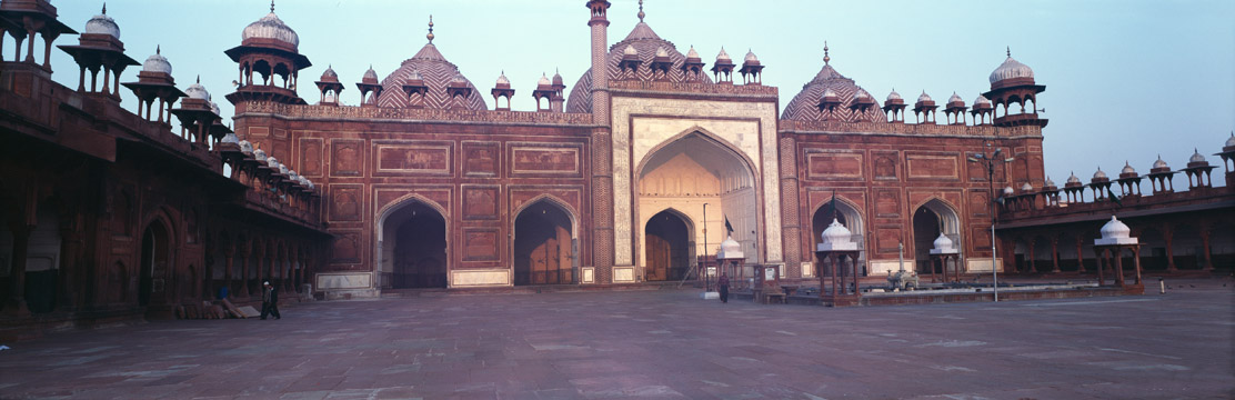 https://upload.wikimedia.org/wikipedia/commons/a/a5/Jama_Masjid_in_Agra.jpg