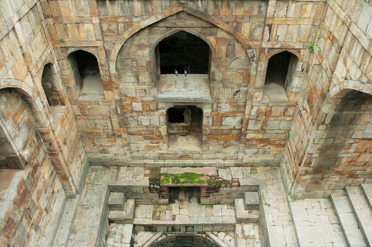 https://upload.wikimedia.org/wikipedia/commons/thumb/f/fc/Red_Fort_Baoli.jpg/1280px-Red_Fort_Baoli.jpg