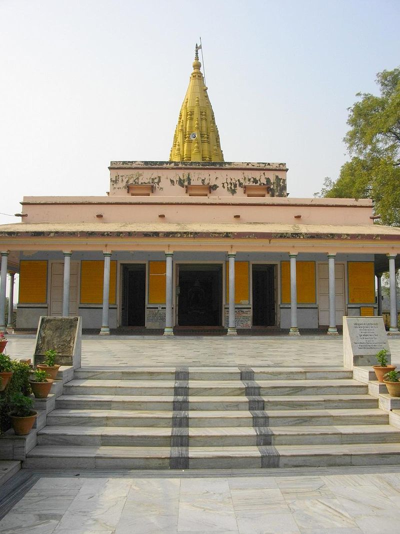 https://upload.wikimedia.org/wikipedia/commons/thumb/7/75/Sridigamber_Jain_Temple%2C_Singhpuri%2C_Sarnath%2C_Varanasi.jpg/800px-Sridigamber_Jain_Temple%2C_Singhpuri%2C_Sarnath%2C_Varanasi.jpg