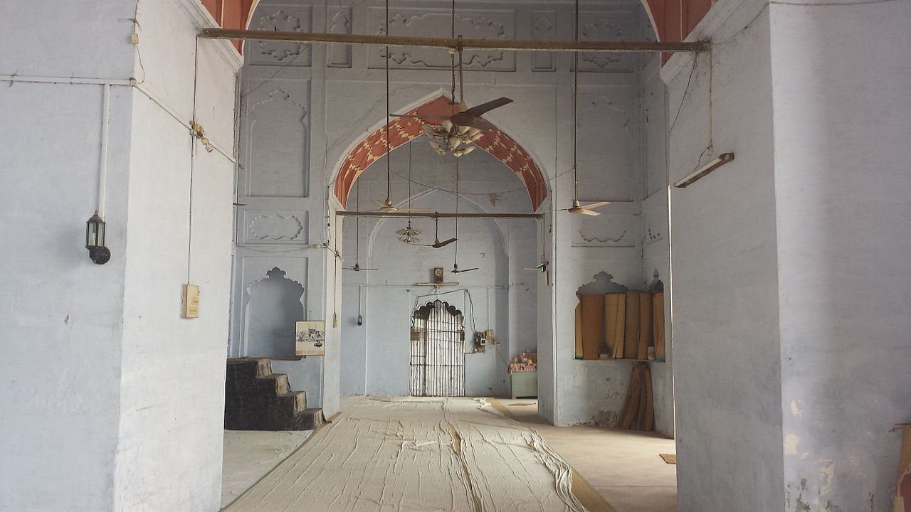 https://upload.wikimedia.org/wikipedia/commons/thumb/a/a6/Interior_of_Alamgir_Mosque%2C_Varanasi%2C_India_-_October_2014.jpg/1280px-Interior_of_Alamgir_Mosque%2C_Varanasi%2C_India_-_October_2014.jpg