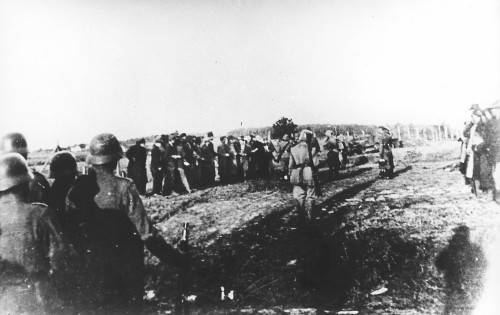 Execution of serbs in Kragujevac on 21 10 1941.jpg