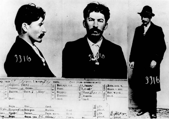 G:\pix\projects\iranzamin\modern\11chronicle\1285-1300\Mugshot of Joseph Stalin held by Okharna the Tsarist Secret Police 1911.jpg