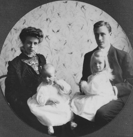 G:\pix\projects\west\800px-Franklin_D._Roosevelt_and_Eleanor_Roosevelt_with_Anna_and_baby_James,_formal_portrait_in_Hyde_Park,_New_York_1908.jpg