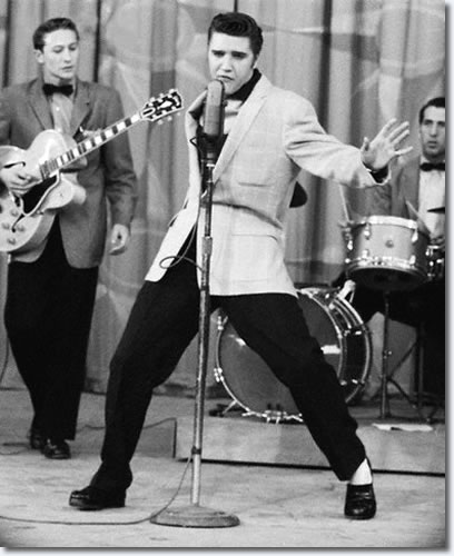 http://www.elvispresleymusic.com.au/pictures/img/elvis/50s/56/1956-june-5-milton-berle-show-elvis3.jpg