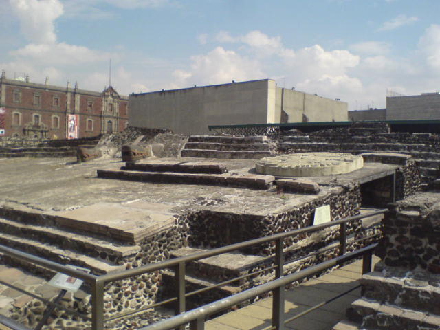 https://upload.wikimedia.org/wikipedia/commons/0/0f/Templo_Mayor_2007.JPG