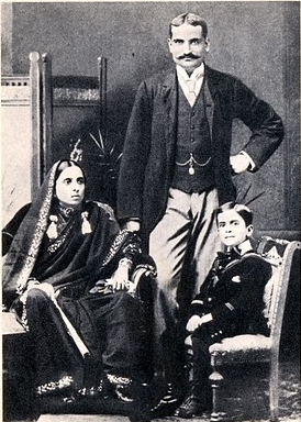 https://upload.wikimedia.org/wikipedia/commons/0/0e/Jawaharlal_Nehru_as_a_young_child_with_his_parents.png