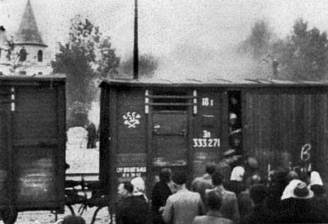 https://upload.wikimedia.org/wikipedia/commons/1/11/Latvia_deportation_1941.jpg