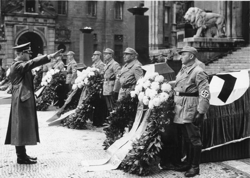 https://upload.wikimedia.org/wikipedia/commons/1/12/Bundesarchiv_Bild_183-E12359%2C_M%C3%BCnchen%2C_Adolf_Hitler_vor_Feldherrenhalle.jpg