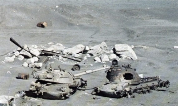 https://upload.wikimedia.org/wikipedia/commons/3/39/M48_tank_wrecks_at_Suez_Canal_1981.jpg