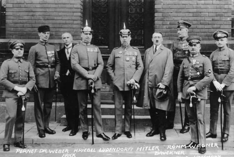 https://upload.wikimedia.org/wikipedia/commons/4/42/Bundesarchiv_Bild_102-00344A%2C_M%C3%BCnchen%2C_nach_Hitler-Ludendorff_Prozess.jpg