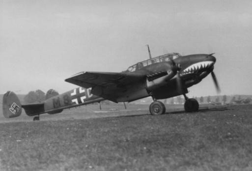 https://upload.wikimedia.org/wikipedia/commons/4/46/Bundesarchiv_Bild_101I-382-0211-011%2C_Flugzeug_Messerschmitt_Me_110.jpg