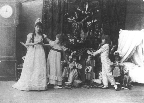 https://upload.wikimedia.org/wikipedia/commons/5/5a/Nutcracker_-1890.JPG