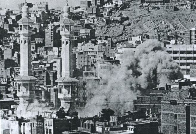 https://upload.wikimedia.org/wikipedia/commons/5/57/Smoke_rising_from_the_Grand_Mosque%2C_Mecca%2C_1979.JPG