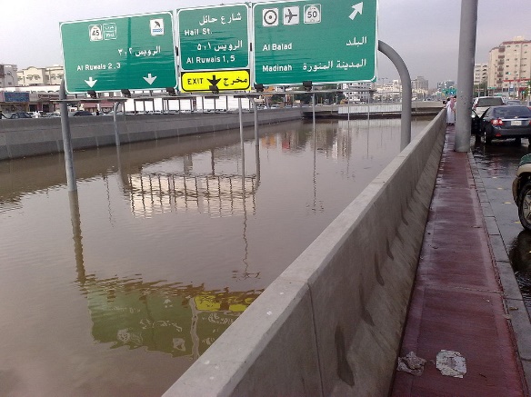 https://upload.wikimedia.org/wikipedia/commons/5/5f/Jeddah_Flood_-_King_Abdullah_Street.jpg