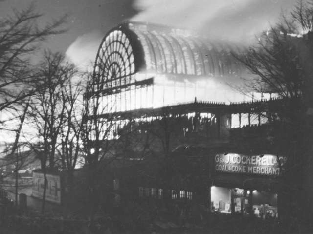 https://upload.wikimedia.org/wikipedia/commons/5/53/Crystal_Palace_fire_1936.jpg