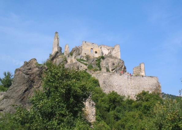 https://upload.wikimedia.org/wikipedia/commons/6/69/Durnstein_castle.jpg