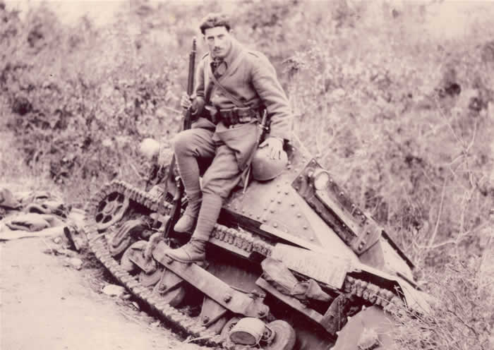 https://upload.wikimedia.org/wikipedia/commons/7/7f/Greek_soldier_Kalpaki_1940.jpg