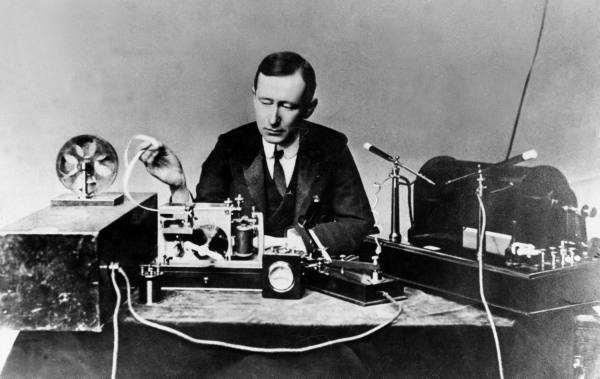 https://upload.wikimedia.org/wikipedia/commons/7/76/Guglielmo_Marconi_1901_wireless_signal.jpg