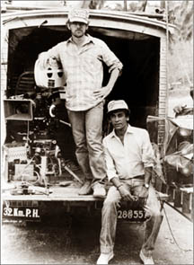 https://upload.wikimedia.org/wikipedia/commons/b/bc/Steven_Spielberg_with_Chandran_Rutnam_in_Sri_Lanka.jpg