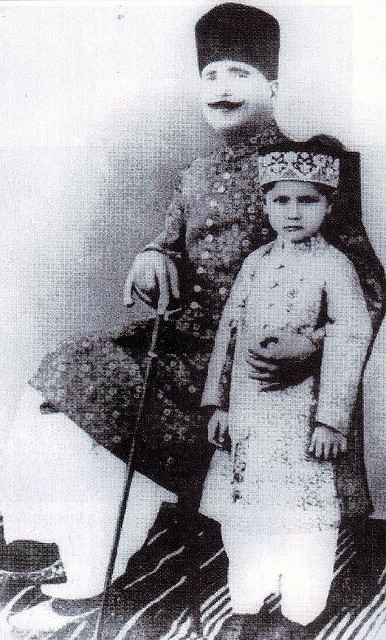 https://upload.wikimedia.org/wikipedia/commons/d/d0/Iqbal_and_son_Javid_in_1930.jpg