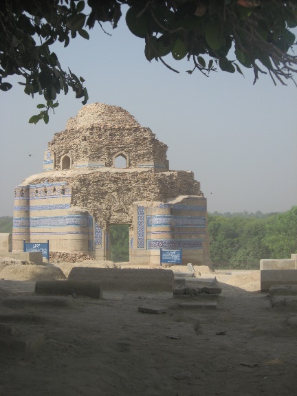 https://upload.wikimedia.org/wikipedia/commons/e/e4/Jalaluddin_Bukhari%27s_Tomb.jpg