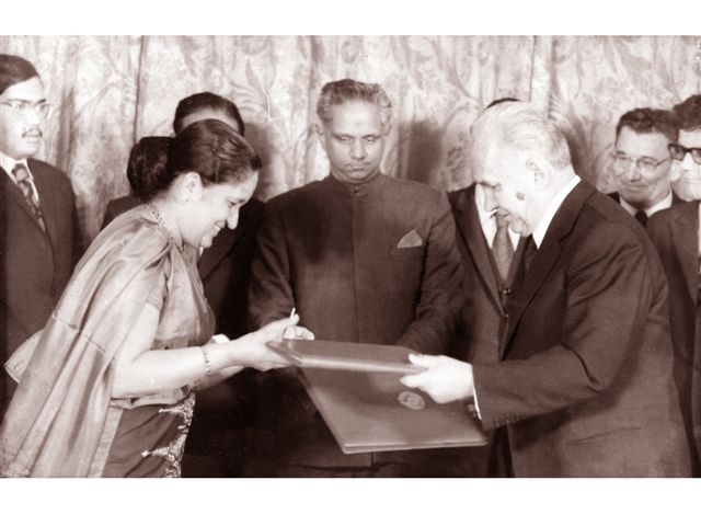 https://upload.wikimedia.org/wikipedia/commons/f/f1/Tissa_with_Mrs._Sirimavo_Bandaranaike_in_Russia_with_Alexei_Kosygin_Premier_of_the_Soviet_Union_fro.jpg