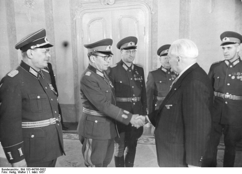 https://upload.wikimedia.org/wikipedia/commons/f/f1/Bundesarchiv_Bild_183-44786-0002%2C_Empfang_von_NVA-Offizieren_durch_Wilhelm_Pieck.jpg