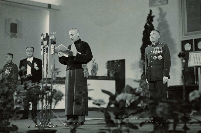 https://upload.wikimedia.org/wikipedia/commons/f/f2/Chiang_Kai-shek_1947.jpg