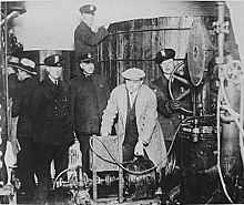 https://upload.wikimedia.org/wikipedia/commons/thumb/e/e2/Detroit_police_prohibition.jpg/220px-Detroit_police_prohibition.jpg