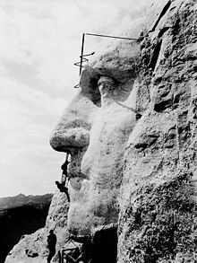 https://upload.wikimedia.org/wikipedia/commons/thumb/f/f5/Mount_Rushmore2.jpg/220px-Mount_Rushmore2.jpg