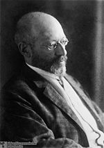 https://upload.wikimedia.org/wikipedia/commons/thumb/7/70/Georg-Simmel-1914.jpg/150px-Georg-Simmel-1914.jpg