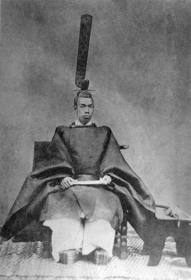 https://upload.wikimedia.org/wikipedia/commons/thumb/b/ba/Meiji_tenno3.jpg/800px-Meiji_tenno3.jpg