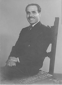 https://upload.wikimedia.org/wikipedia/commons/thumb/a/a1/Picture_of_young_Habib_Bourguiba_1930.jpg/220px-Picture_of_young_Habib_Bourguiba_1930.jpg