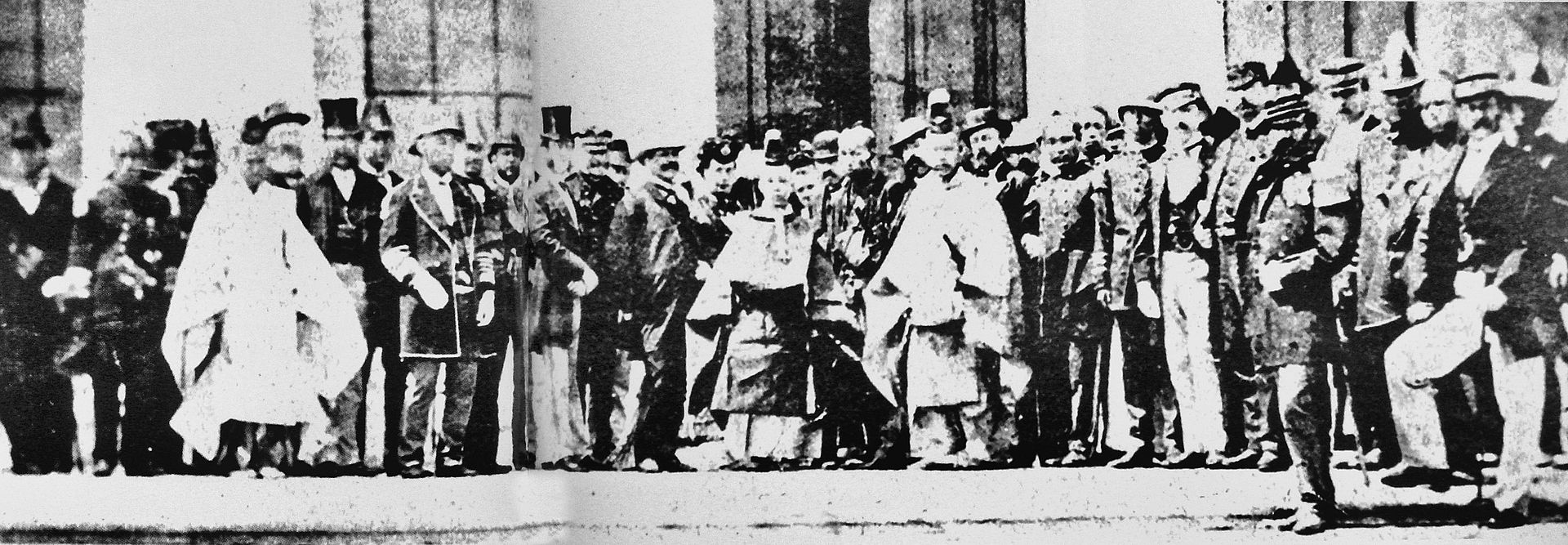 https://upload.wikimedia.org/wikipedia/commons/thumb/d/dc/Teenager_Meiji_Emperor_with_foreign_representatives_1868_1870.jpg/1920px-Teenager_Meiji_Emperor_with_foreign_representatives_1868_1870.jpg