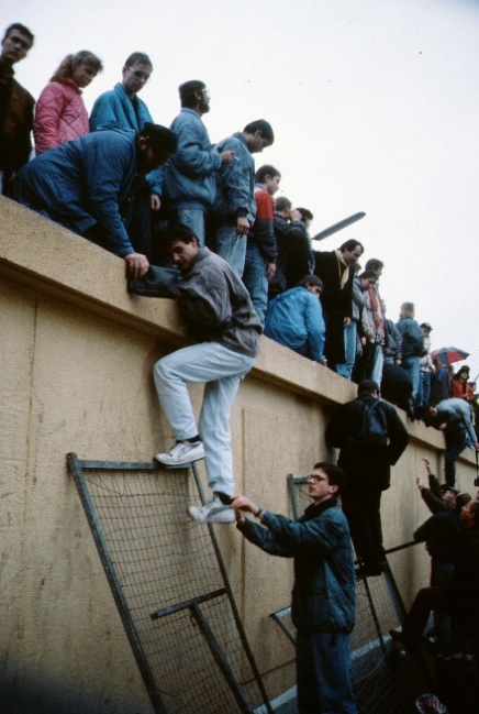 https://upload.wikimedia.org/wikipedia/commons/thumb/6/62/Berlin_1989%2C_Fall_der_Mauer%2C_Chute_du_mur_18.jpg/800px-Berlin_1989%2C_Fall_der_Mauer%2C_Chute_du_mur_18.jpg