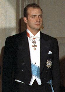 https://upload.wikimedia.org/wikipedia/commons/thumb/f/f9/Juan_Carlos_de_Borb%C3%B3n%2C_Prince_of_Spain.jpg/220px-Juan_Carlos_de_Borb%C3%B3n%2C_Prince_of_Spain.jpg