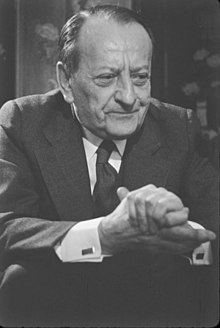 https://upload.wikimedia.org/wikipedia/commons/thumb/c/c4/Andr%C3%A9_Malraux%2C_1974%2C_photo42.jpg/220px-Andr%C3%A9_Malraux%2C_1974%2C_photo42.jpg