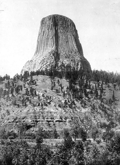 https://upload.wikimedia.org/wikipedia/commons/thumb/1/14/Devils_Tower_Darton_1900.jpg/800px-Devils_Tower_Darton_1900.jpg