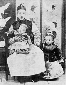 https://upload.wikimedia.org/wikipedia/commons/thumb/c/c0/PuYi_1909.jpg/220px-PuYi_1909.jpg