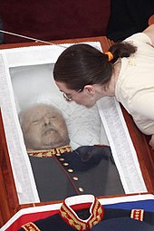 https://upload.wikimedia.org/wikipedia/commons/thumb/d/d0/Pinochet_muerto.jpg/170px-Pinochet_muerto.jpg