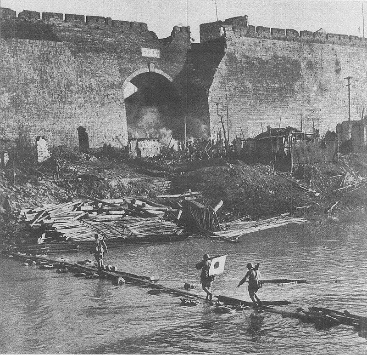 https://upload.wikimedia.org/wikipedia/commons/thumb/1/14/Crossing_river_by_Gate_of_China01.jpg/800px-Crossing_river_by_Gate_of_China01.jpg