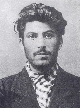 https://upload.wikimedia.org/wikipedia/commons/thumb/6/6e/Stalin_1902.jpg/330px-Stalin_1902.jpg