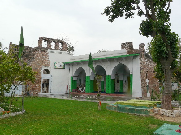 https://upload.wikimedia.org/wikipedia/commons/thumb/a/a1/Chilla_Nizamuddin%2C_residence_of_Nizamuddin_Auliya%2C_near_Humayun%27s_tomb%2C_Delhi.jpg/1024px-Chilla_Nizamuddin%2C_residence_of_Nizamuddin_Auliya%2C_near_Humayun%27s_tomb%2C_Delhi.jpg