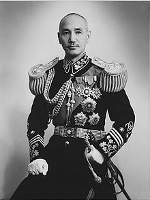 https://upload.wikimedia.org/wikipedia/commons/thumb/3/38/Chiang_Kai-shek%EF%BC%88%E8%94%A3%E4%B8%AD%E6%AD%A3%EF%BC%89.jpg/220px-Chiang_Kai-shek%EF%BC%88%E8%94%A3%E4%B8%AD%E6%AD%A3%EF%BC%89.jpg