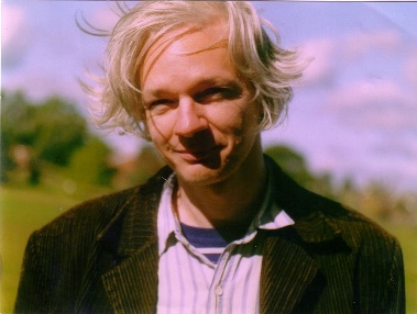 https://upload.wikimedia.org/wikipedia/commons/thumb/3/33/Julian_Assange_full.jpg/1024px-Julian_Assange_full.jpg