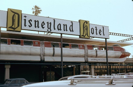 https://upload.wikimedia.org/wikipedia/commons/thumb/e/ec/6308-DisneyLandHotelMonorailStation.jpg/1280px-6308-DisneyLandHotelMonorailStation.jpg