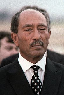 https://upload.wikimedia.org/wikipedia/commons/thumb/b/b0/Anwar_Sadat_cropped.jpg/220px-Anwar_Sadat_cropped.jpg