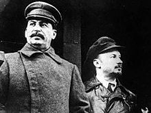 https://upload.wikimedia.org/wikipedia/commons/thumb/d/d7/Stalin-Bukharin.jpg/220px-Stalin-Bukharin.jpg